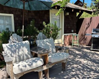 Beautiful view of the lake with patio and BBQ. - Klamath Falls - Patio