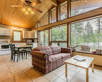 Welcome to the Chalets du Lac Grenier - Chertsey - Living room