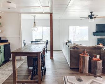 Boho CA style Bungalow near Yosemite National Park!!! Rural Mountain View!! - Coarsegold - Dining room