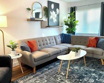 Remodeled Excellent Neighborhood - Roseville - Living room
