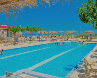 Santorini Camping & Hostel - Fira - Piscina