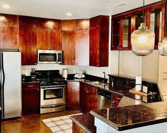 Located in the heart of Houston! Easy access to freeways, sports arenas, & more! - Houston - Kitchen