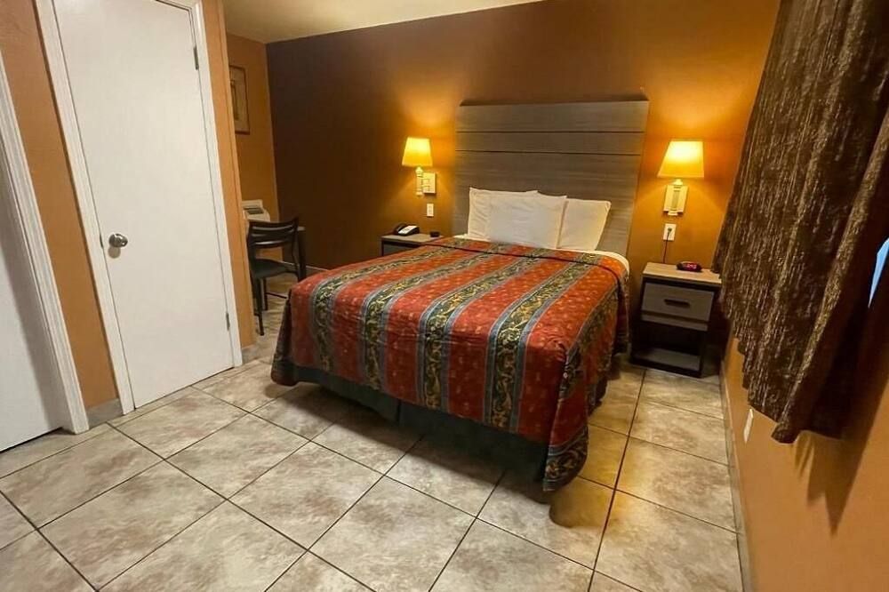 Queen Non Smoking at New Corral Motel - Victorville - Quarto