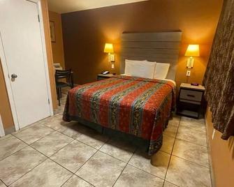 Queen Non Smoking at New Corral Motel - Victorville - Soveværelse