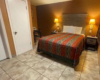 Queen Non Smoking at New Corral Motel - Victorville - Quarto