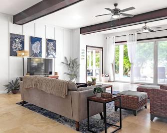 Laru Beya Palmetto Bay - Coxen Hole - Wohnzimmer
