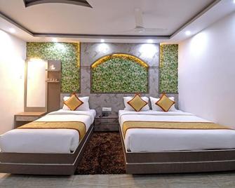 Hotel Rajmahal - Tarapith - Bedroom