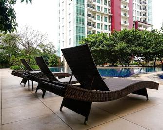 Cozy Studio Apartment At Woodland Park Residence - Jacarta - Piscina