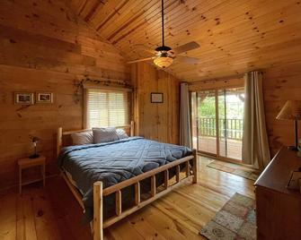 Relaxing at Moose Lodge Cabin - Harpers Ferry - Bedroom