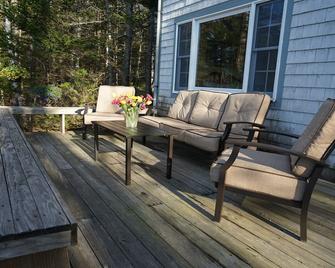 Waterfront Hideaway on the Tidal Falls midway between Acadia and Schoodic - Hancock - Patio