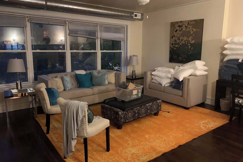 North Chicago Spacious Home - שיקאגו - סלון