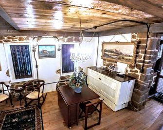 Stenhuset Historic 1877 Stone House Retreat - Lindsborg - Essbereich