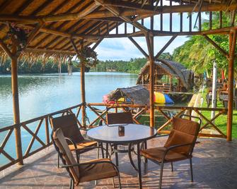 Shane Josa Resort - Cijulang - Patio