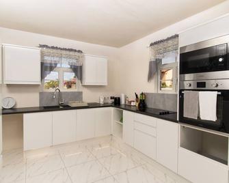 Wild Flower Boutique Apartments \n - Christchurch - Kitchen