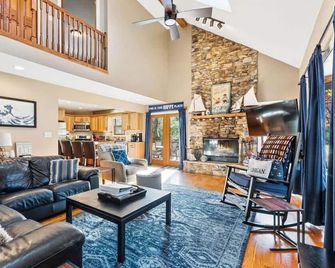 Weekend Restoration: Hot Tub - Fire Pit - Walk To Lake Michigan - Grand Beach - New Buffalo - Living room