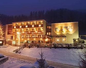 Hotel Garden - Mezzana - Building