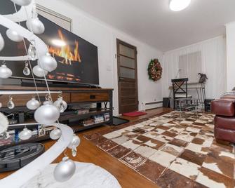 Croton Quarters - Comfortable Apartments, Nyc Close - Croton on Hudson - Living room