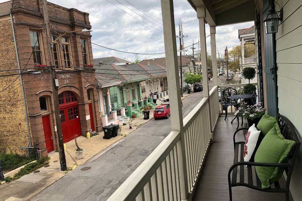 Mardi Gras & JazzFest in Marigny secure gated parking btw French Quarter Bywater - ניו אורלינס - מרפסת