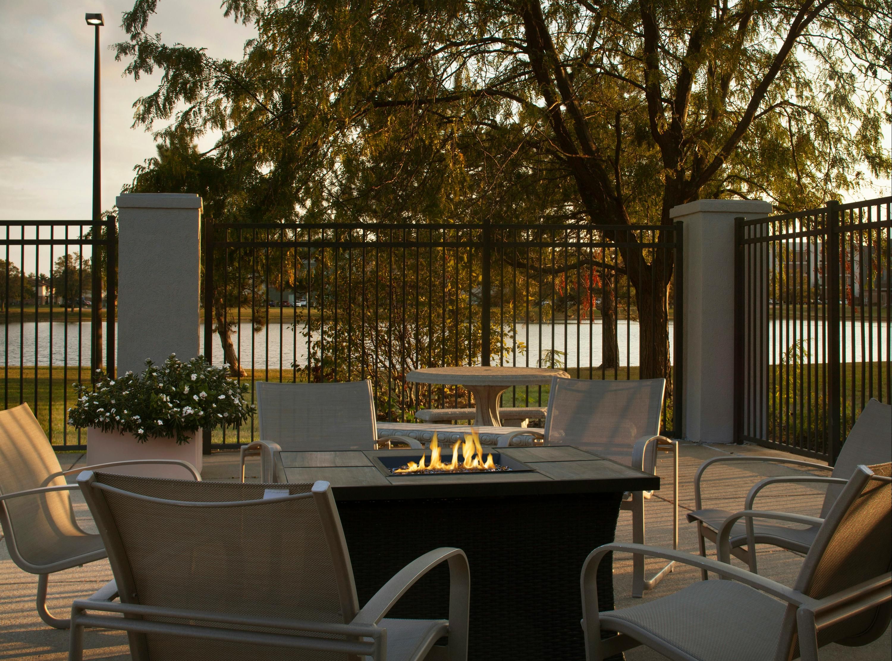 Hampton Inn Evansville - Evansville - Patio