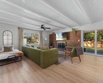 Retro Revival - Mid-Century Refuge with a '70s Twist - Alachua - Living room