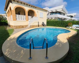Villa SOL Y MAR on the beach front in Oliva Nova. - Oliva - Piscine