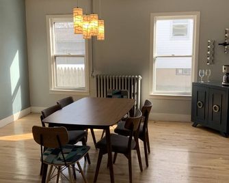 Cottage Just 2 Blocks to Beach and Town - East Tawas - Dining room