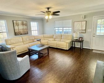 Lazy Days on Neely Henry with kayaks and floating mat! - Ashville - Living room