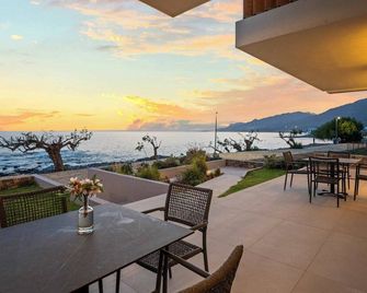 Evelmare Beachfront Apartment With Private Jacuzzi - Koutsouras - Balcone