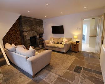 17th Century cottage with mountain views on the outskirts of Cardiff - Caerphilly - Living room