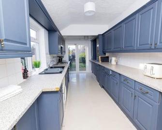 Spacious 4-Bedroom Home in Kettering - Kettering - Kitchen