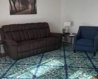 2105 Quiet 2 Bed/1 Bath Duplex,1 King and 1 Queen - Enid - Living room