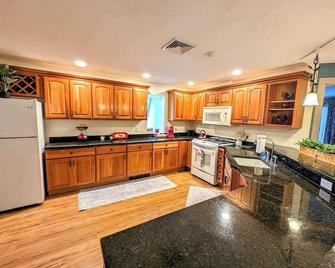 Acadia Luxury Penthouse Suite - Trenton - Kitchen