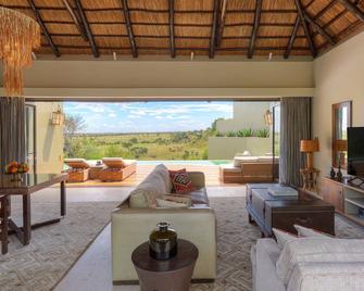 Four Seasons Safari Lodge Serengeti - Kilimafedha - Living room