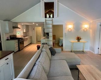 Amazing Cottage with Lake Views and Fireplace in Meredith, New Hampshire - Ashland