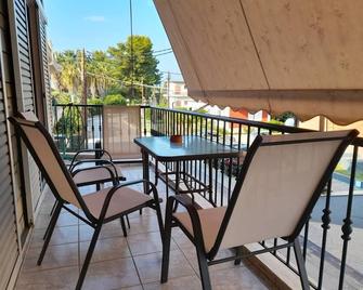 Cozy & cute apartment - 2 minutes from the beach! - Livanates - Balcón