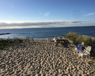 Direct LI sound waterfront cottage, one level living in Hawks Nest Beach - Old Lyme