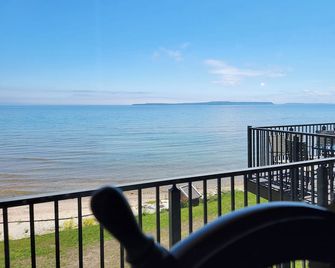 AmericInn by Wyndham Saint Ignace - Saint Ignace - Balcone