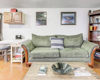 Walk to Main St: Carbondale Apt w/ Shared Patio - Carbondale - Soggiorno