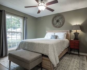 Less than 2 miles to Downtown and sleeps 6. - Athens - Bedroom