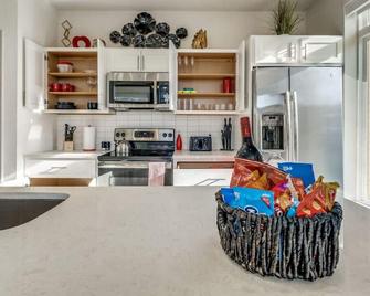 Romantic Condo facing Riverwalk with King Suite, Pet Friendly, free Parking Centrally Located - San Antonio - Kitchen