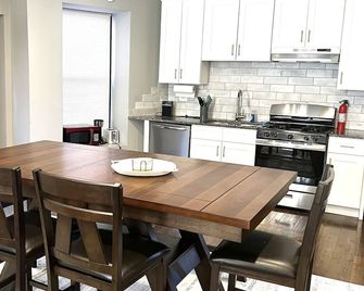 Spacious unit in historic gem - Chicago - Dining room