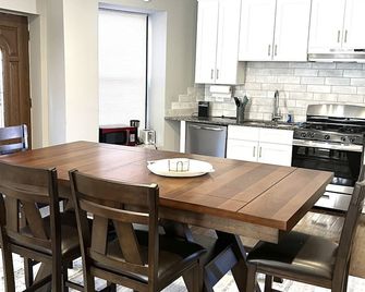 Spacious unit in historic gem - שיקאגו - חדר אוכל