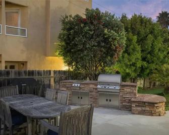 Hear the waves from our cottage! Perfect for couples with 2 kiddos - Pismo Beach - Innenhof