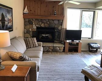 Cozy Getaway Near All The Fun! Harbor Springs/Petoskey - Harbor Springs - Living room