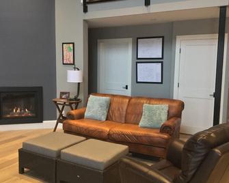 Four season cottage/home on Wolf Lake in the Kawartha Highlands - Apsley - Living room