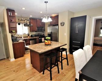 Enjoy Urban Living at our Steel City Getaway w/ Hot Tub! - Pittsburgh - Kitchen