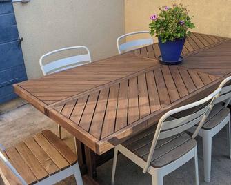 Chambre Voltaire ou Chambre Beckett, terrasse en bord de Sorgue - Le Thor - Patio