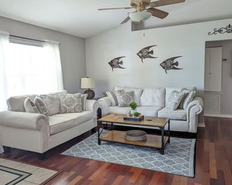 Cozy 3/2 Home with Comfy Beds & Ample Parking - Your Perfect Getaway - Okeechobee - Living room