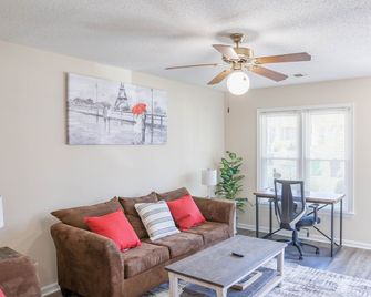 Cute 1 Level townhome close to HPU / Furniture mkt - High Point - Stue