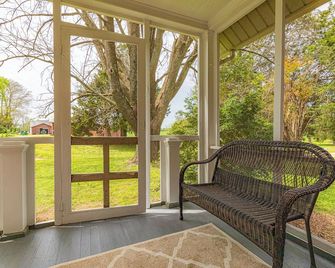 Cozy And Historic Farmhouse | 4br, 2ba, Sleeps 7 - Charles City - Balcón
